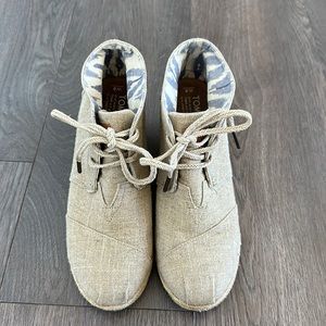 Women’s 8 TOMS canvas light tan wedges
